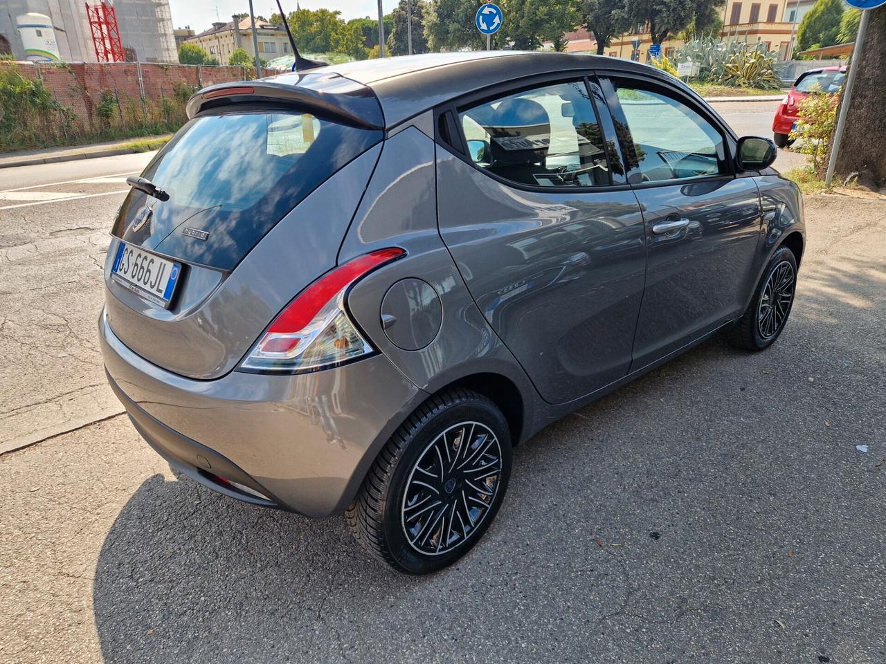 Lancia Ypsilon 1.0 FireFly 5 porte S&S Hybrid Silver