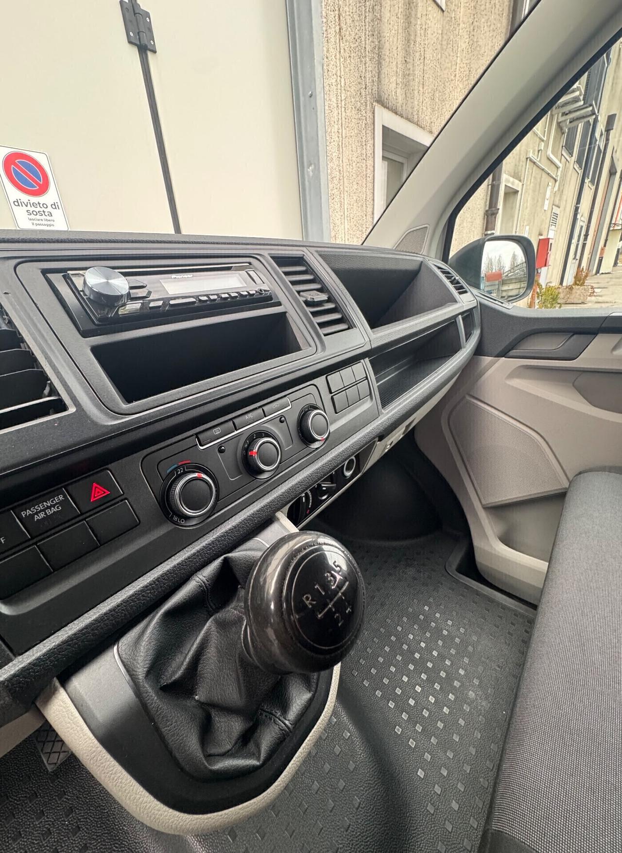 Volkswagen Transporter 2.0 TDI 9 posti