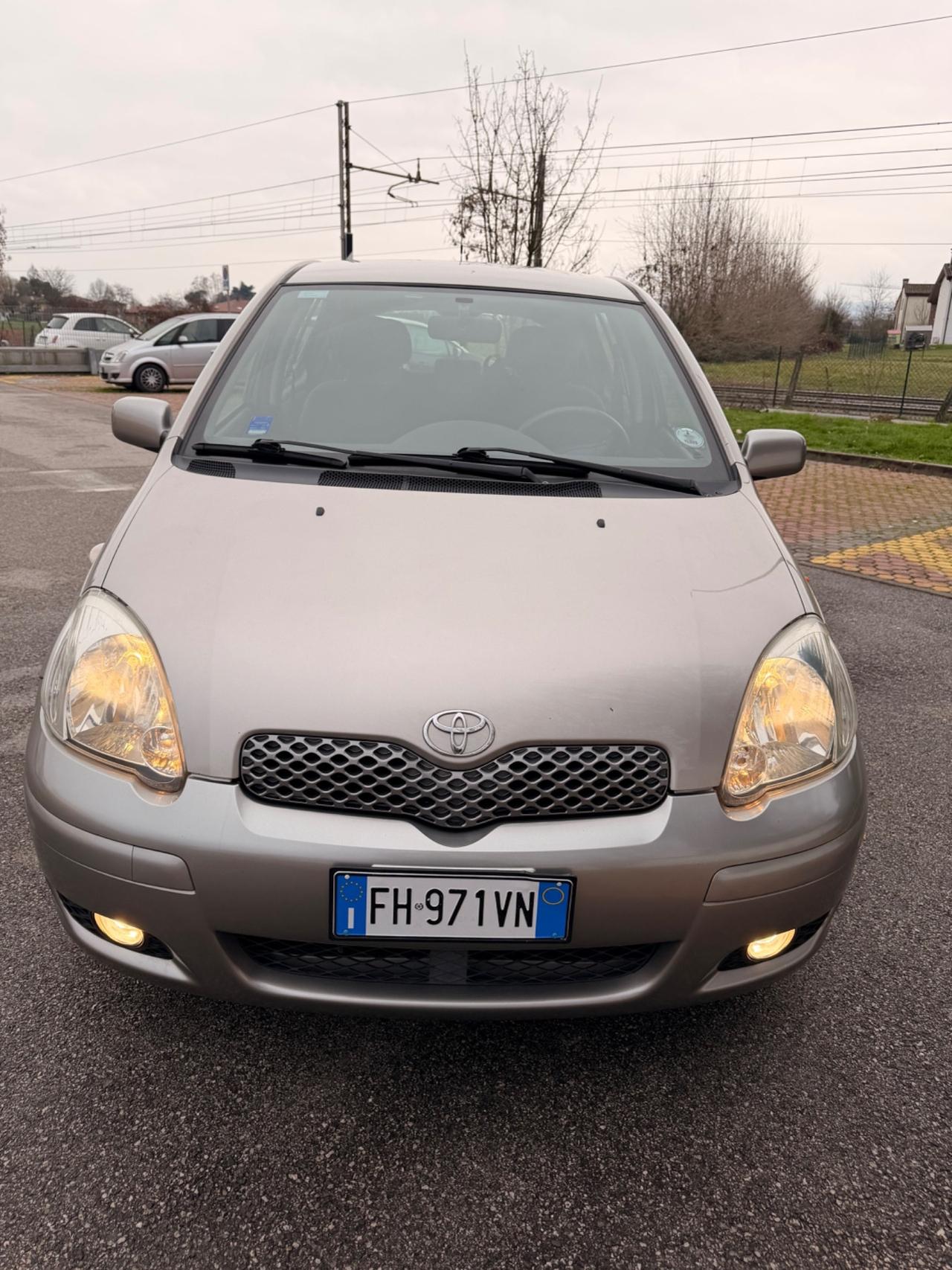 Toyota Yaris 1.0i neopatentati 5porte