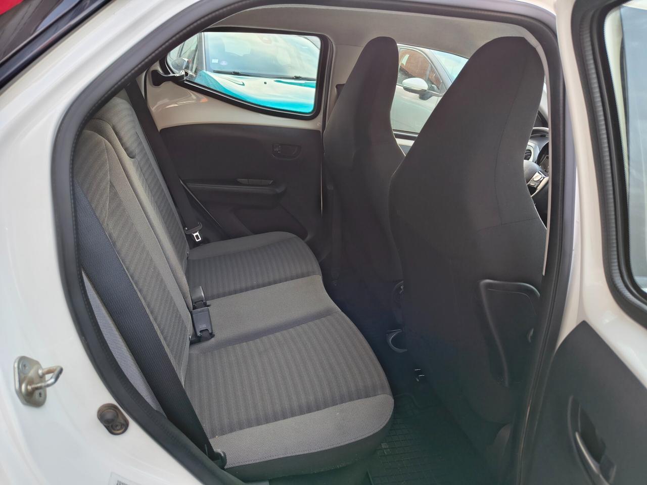 Toyota Aygo Connect 1.0 VVT-i 72 CV 5 porte x-fun