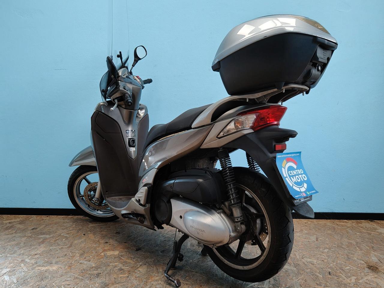 Honda SH 300 con parabrezza alto e bauletto