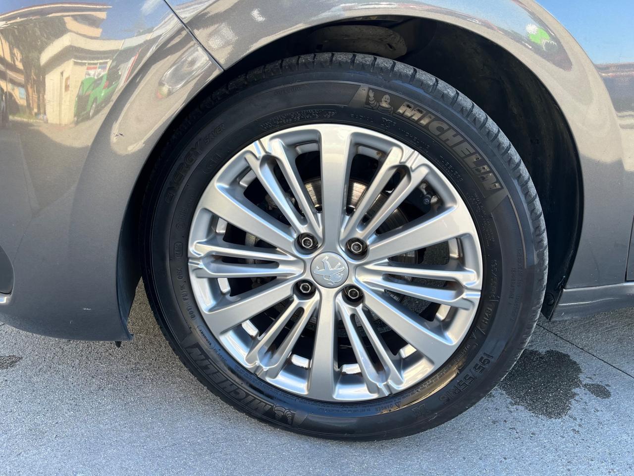 PEUGEOT 208 - NEOPATENTATI
