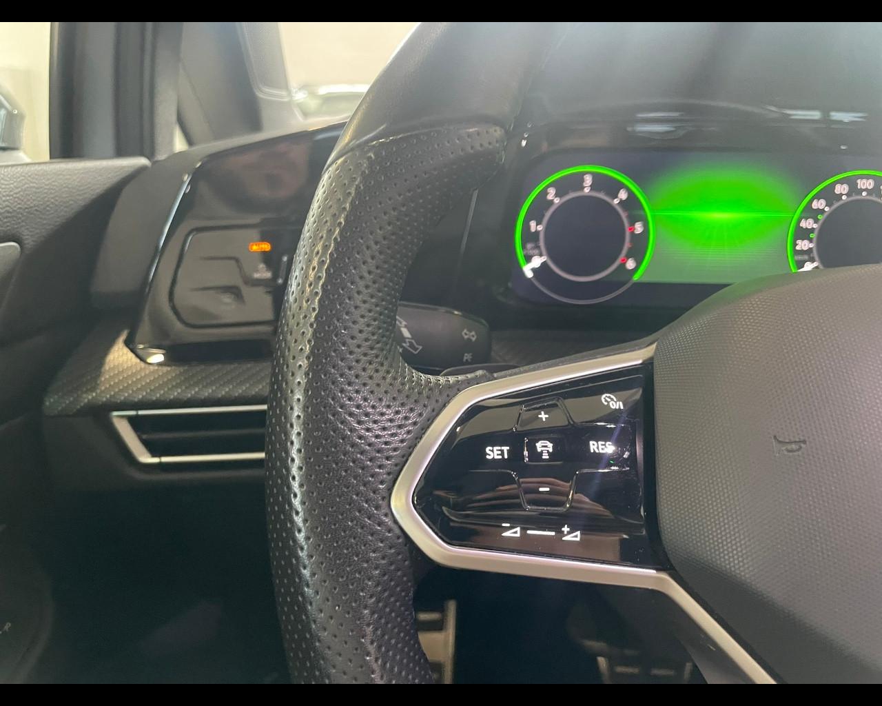 VOLKSWAGEN Golf 8ª serie - Golf Variant 2.0 TDI 150 CV DSG SCR R-Line