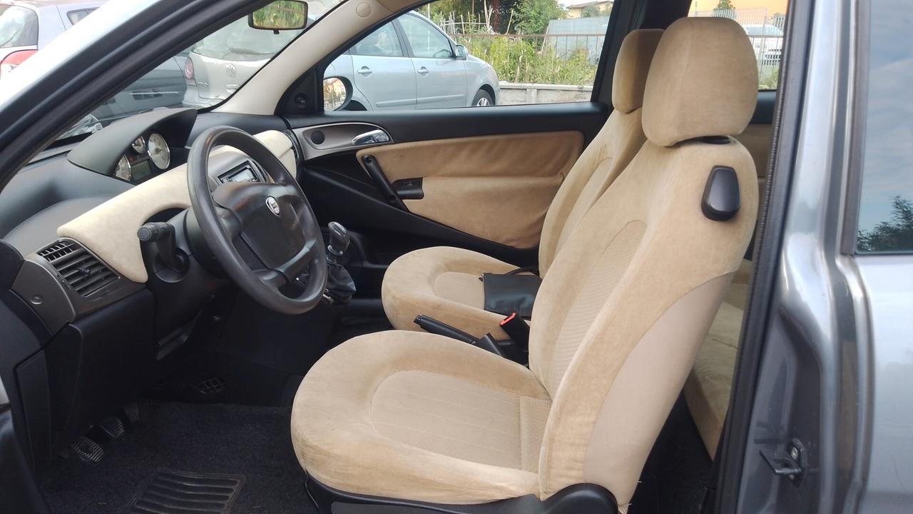Lancia Ypsilon 1.2 16V 59kw NEOPATENTATI 05