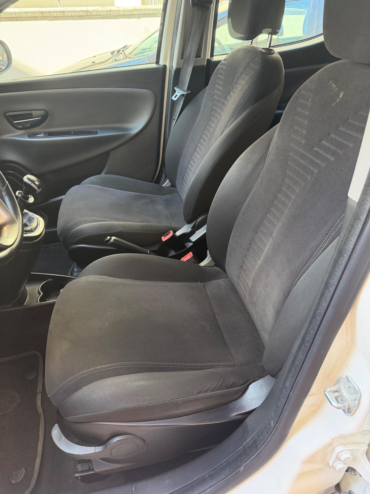 Lancia Ypsilon 0.9 TwinAir 85 CV 5 porte Metano Ecochic Silver