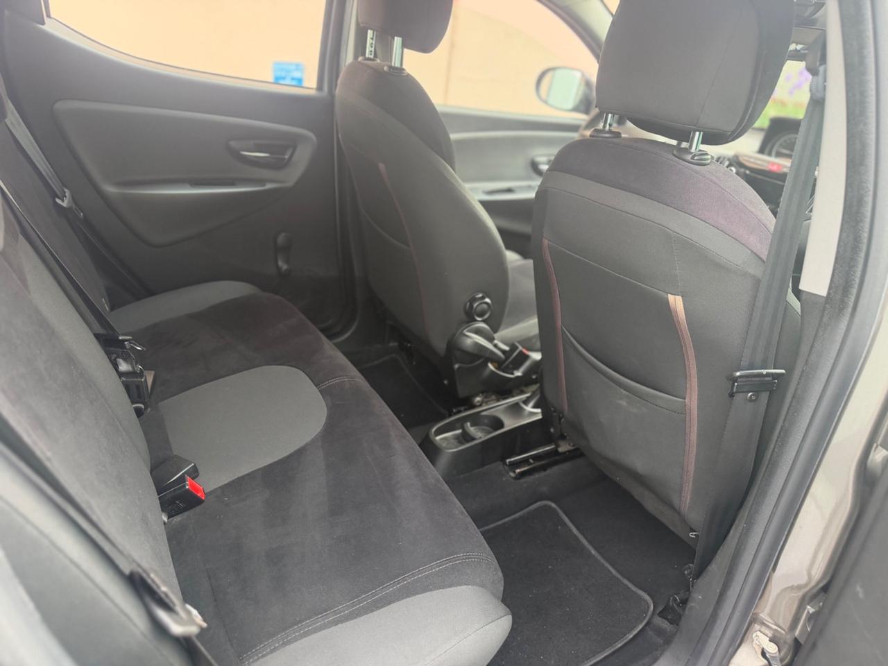 Lancia Ypsilon 1.2 69 CV 5 porte neopatentati unici prop