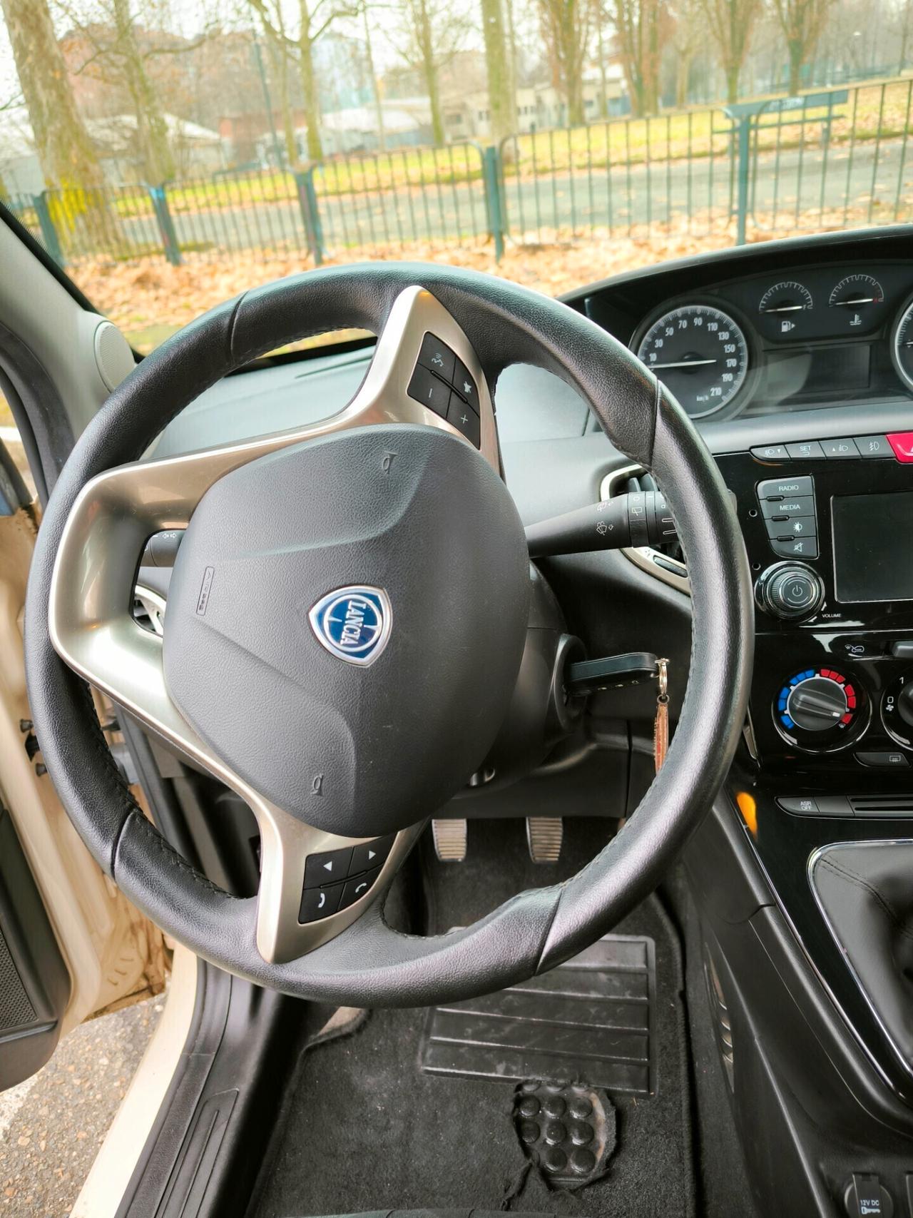 Lancia Ypsilon 1.2 69 CV 5 porte Platinum