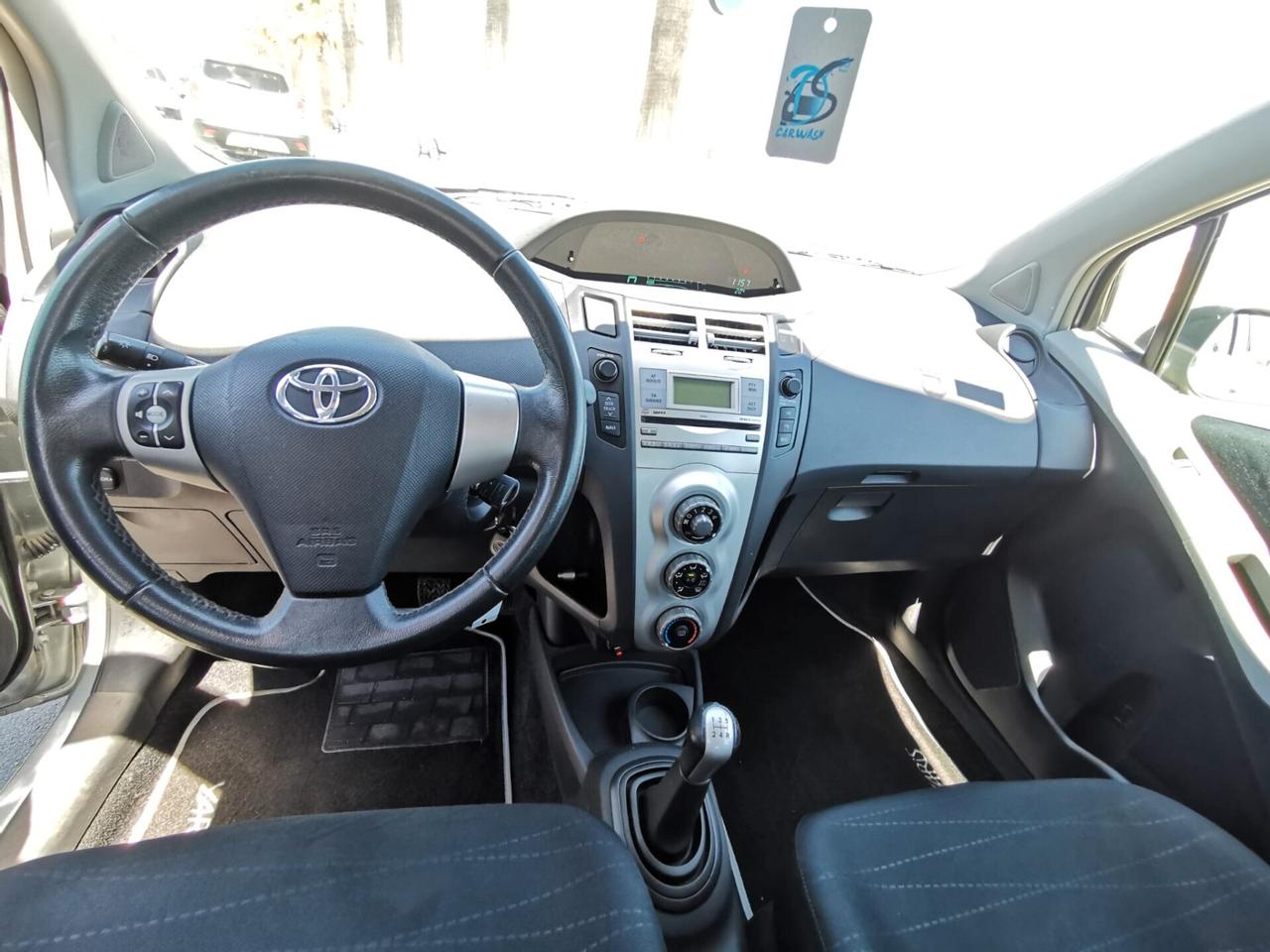 Toyota Yaris 1.3 5P. Sol solo km.97000