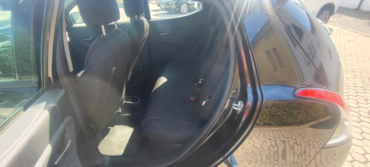 Lancia Ypsilon 1.2 69 CV 5 porte Silver Elefantino Rosa