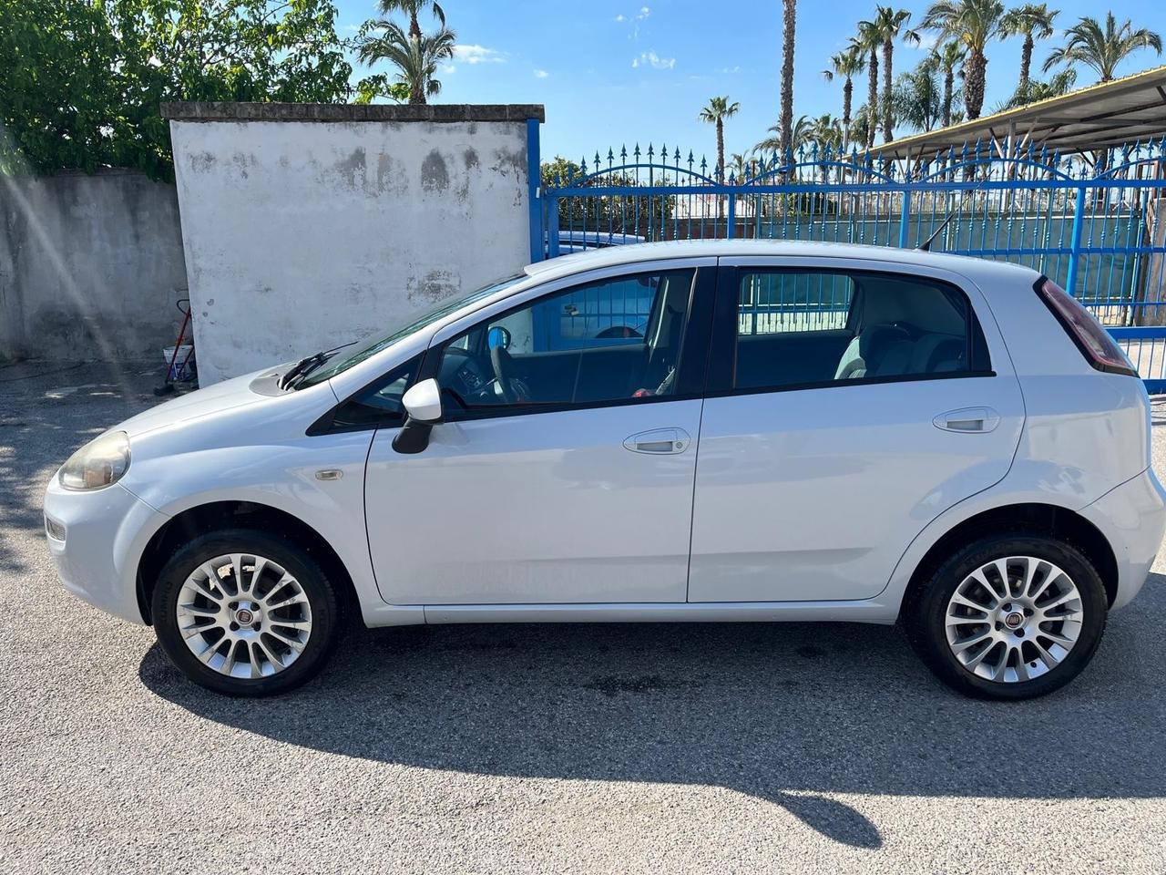 Fiat Grande Punto g.punto-5P-1.4 metano-8v-full-2013