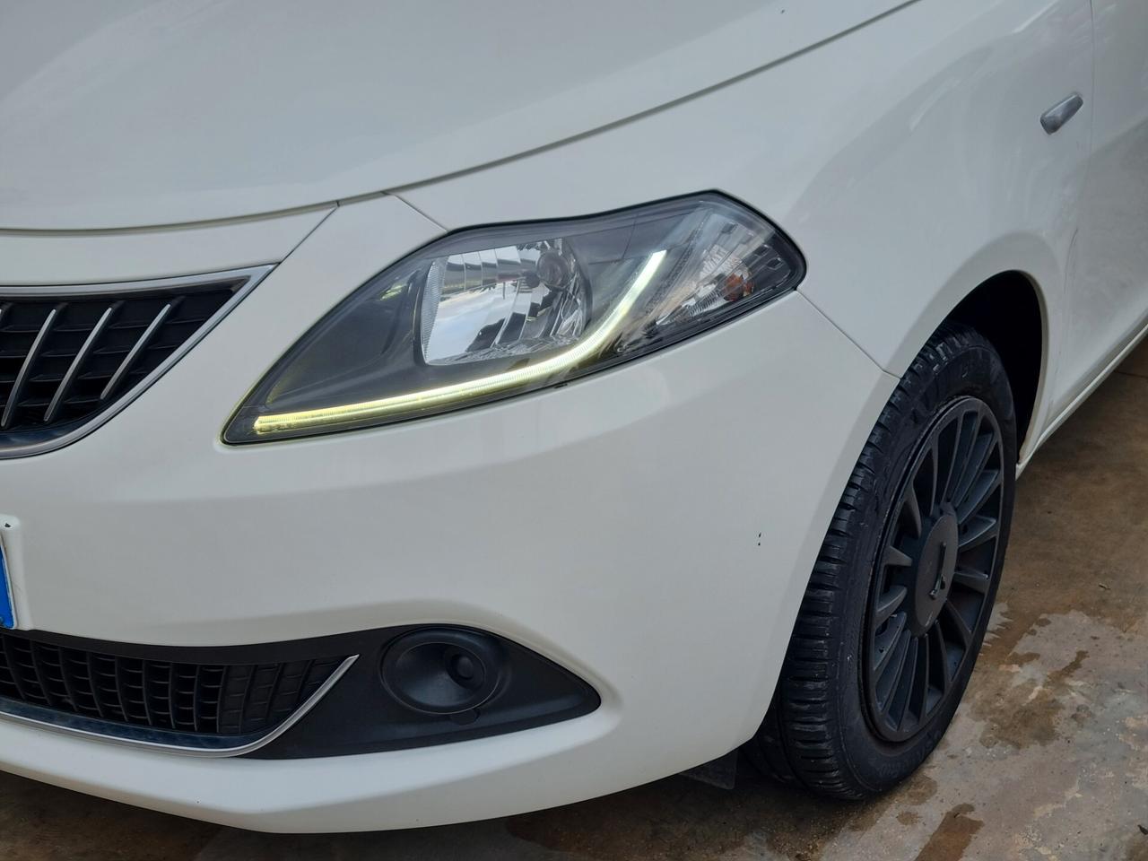 Lancia Ypsilon 1.0 FireFly 5 porte S&S Hybrid Silver