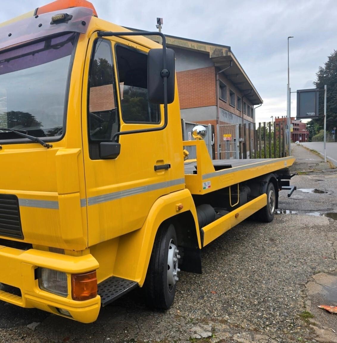 Man carroattrezzi soccorso stradale