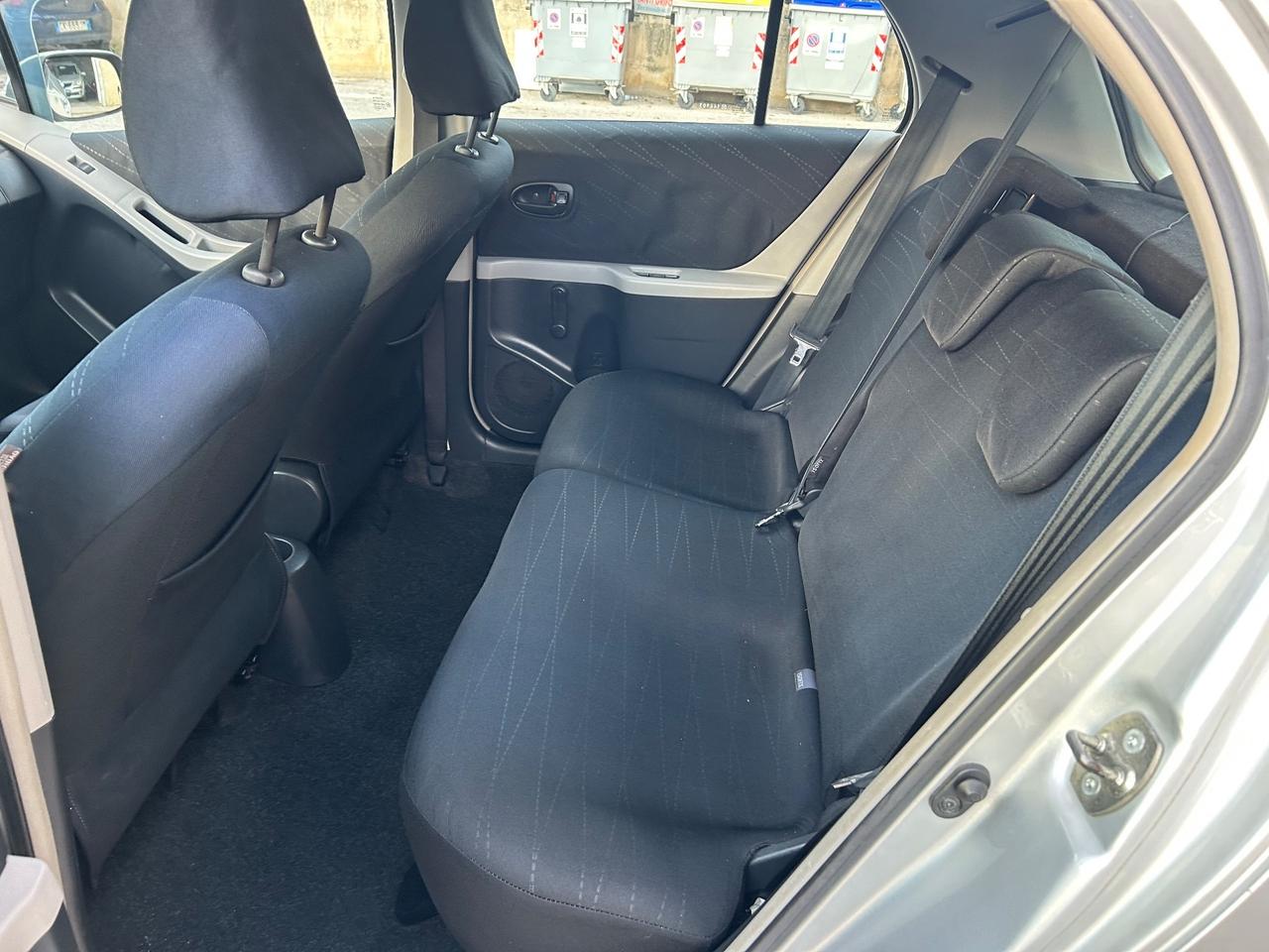 Toyota Yaris 1.3 5 porte cambio automatico 120000km