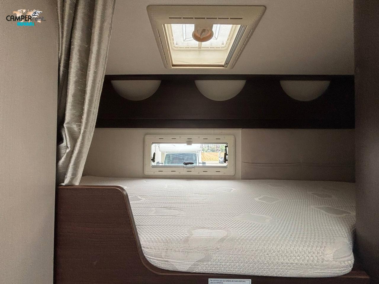 BLUCAMP OCEAN 511 - Semintegrale con letto basculante e letti a castello in coda