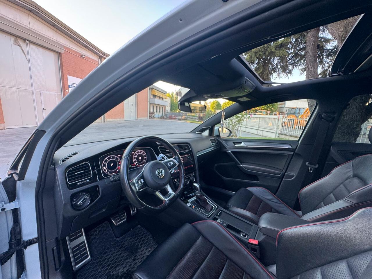 Volkswagen Golf GTI Golf 2.0 TSI GTI