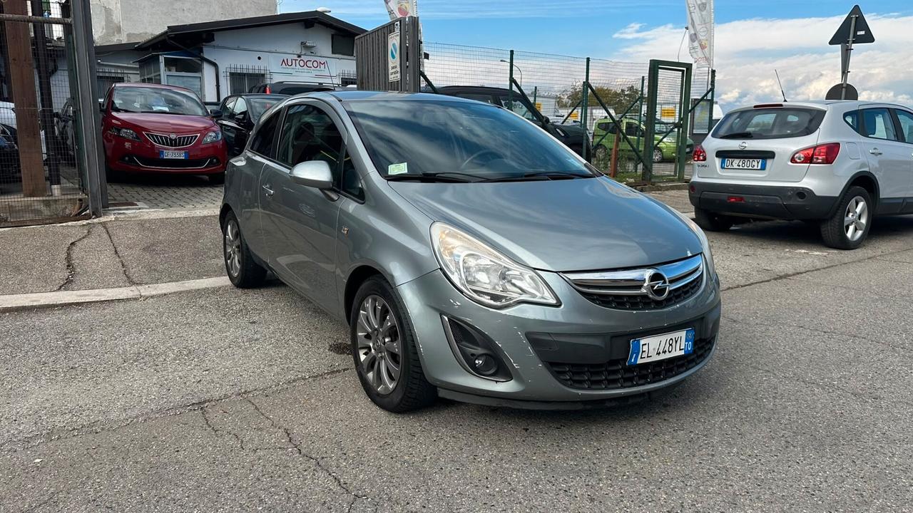 Opel Corsa 1.2 3 porte b-color