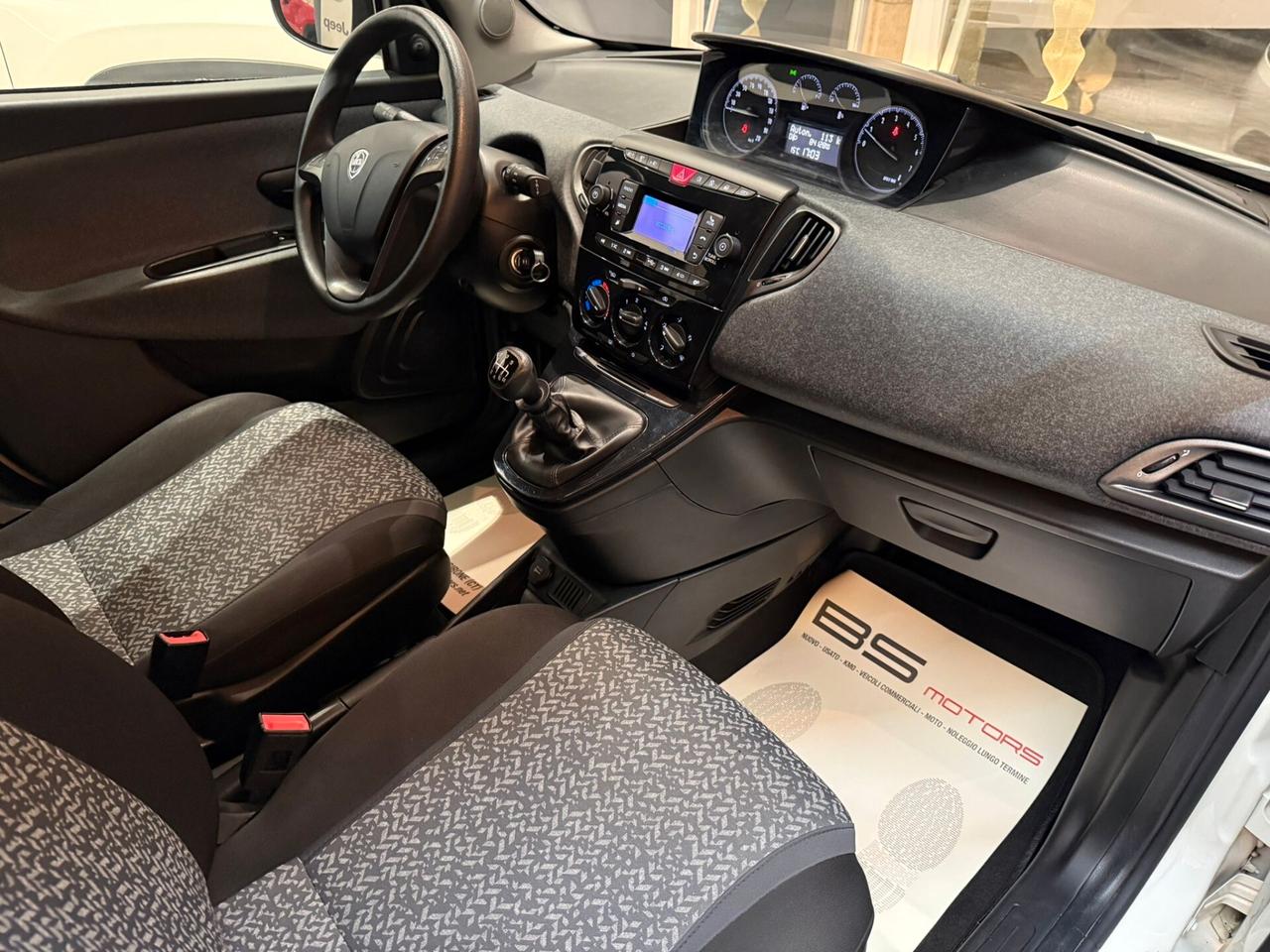 Lancia Ypsilon 1.0 FireFly 5 porte S&S Hybrid Ecochic Silver