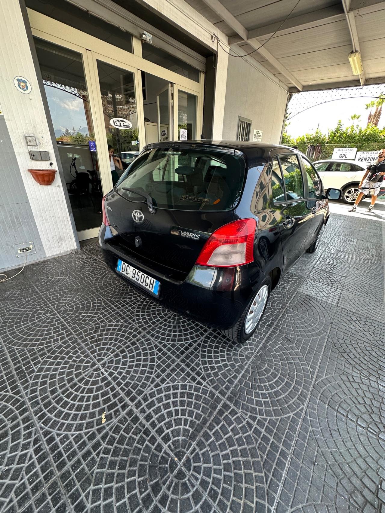 Toyota Yaris 1.3i 16V cat 5 porte Sol