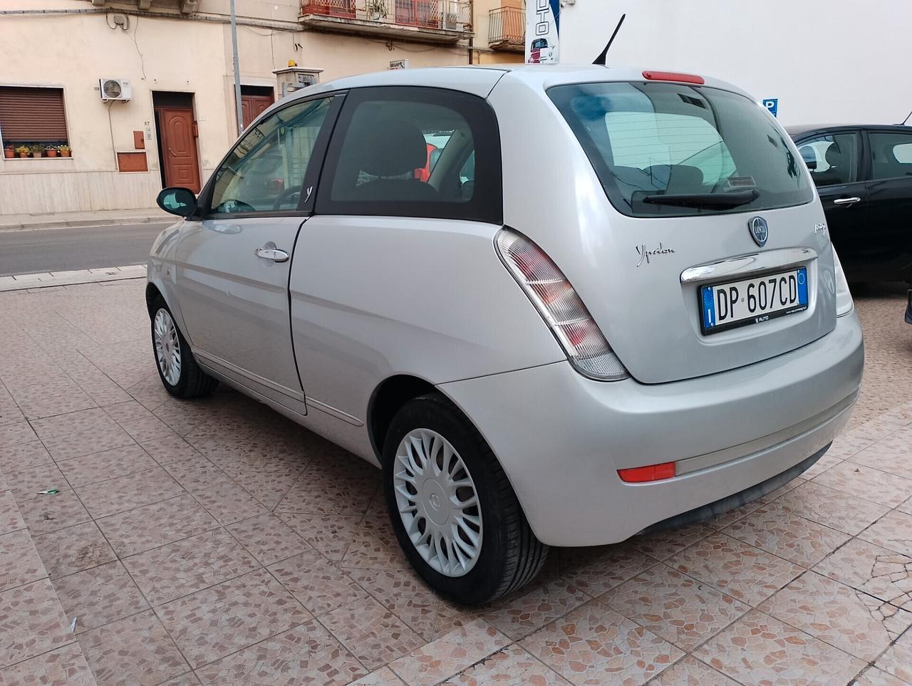 Lancia Ypsilon 1.3 MJT 75 CV Argento