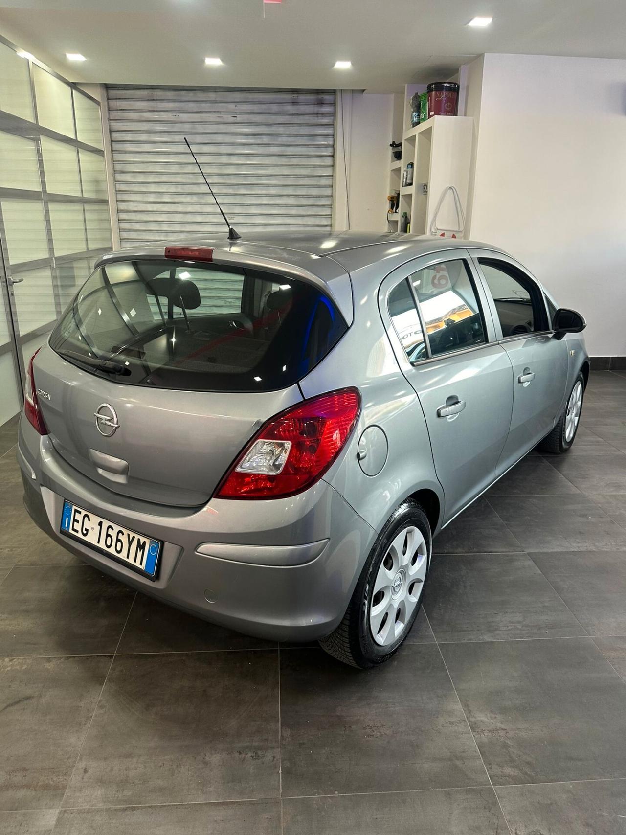 Opel Corsa 1.2 5 porte Cosmo