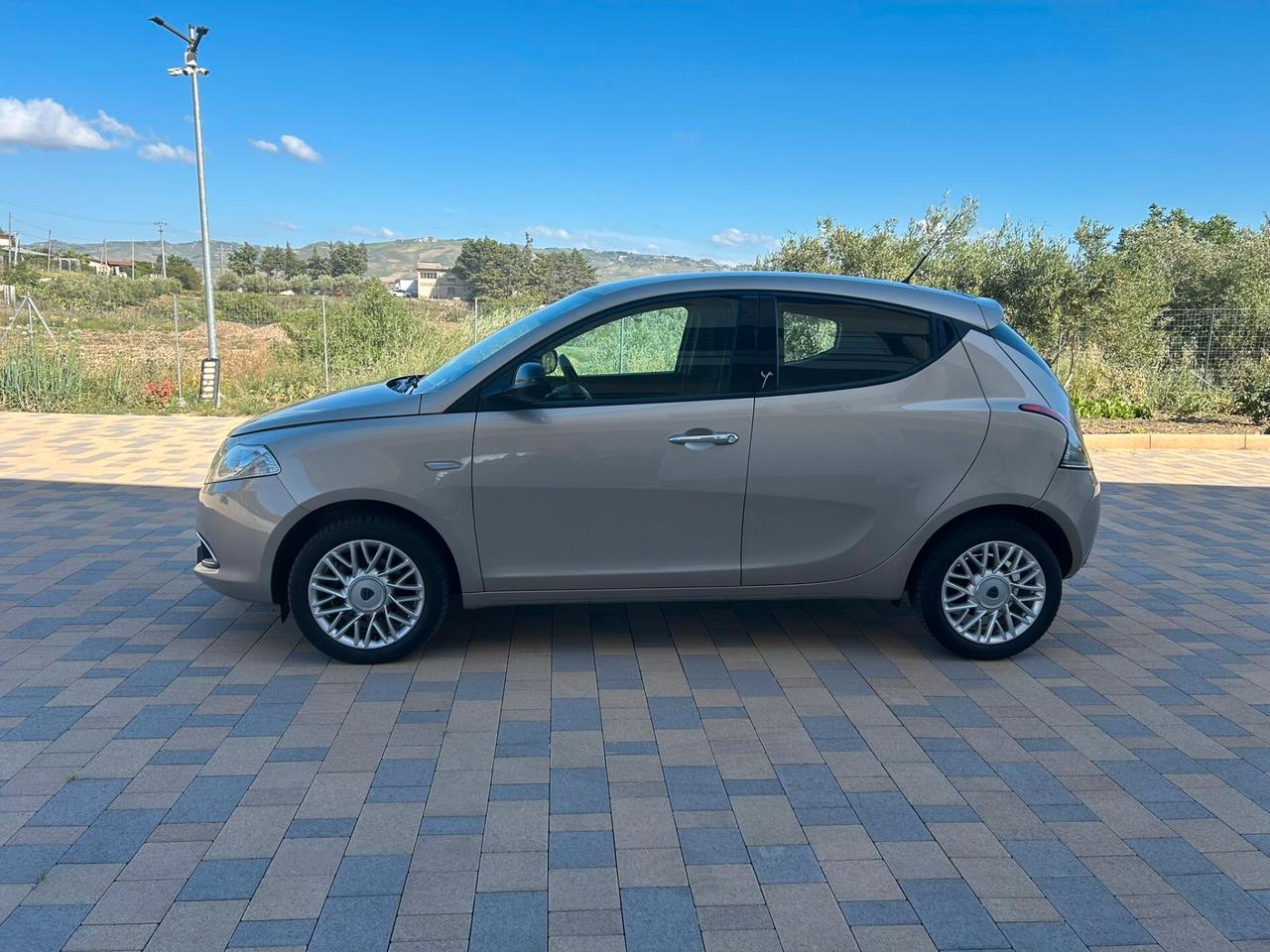 Lancia Ypsilon 0.9 TwinAir 85 CV 5 porte S&S Platinum