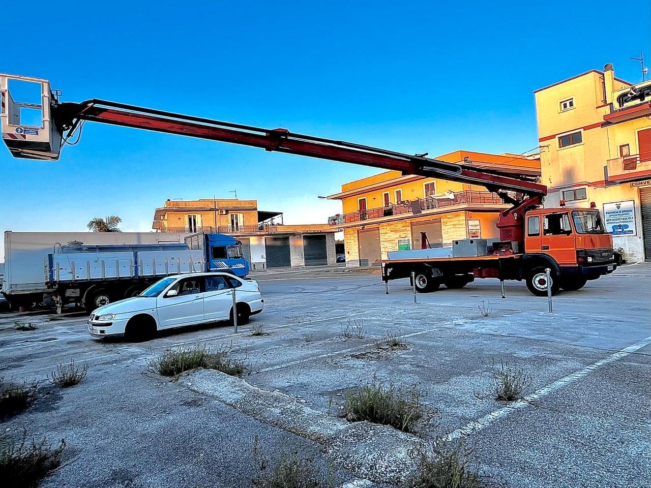 PIATTAFORMA AEREA IVECO 145-17 CESTELLO H. 20MT – SCALIFICIO RIMINESE