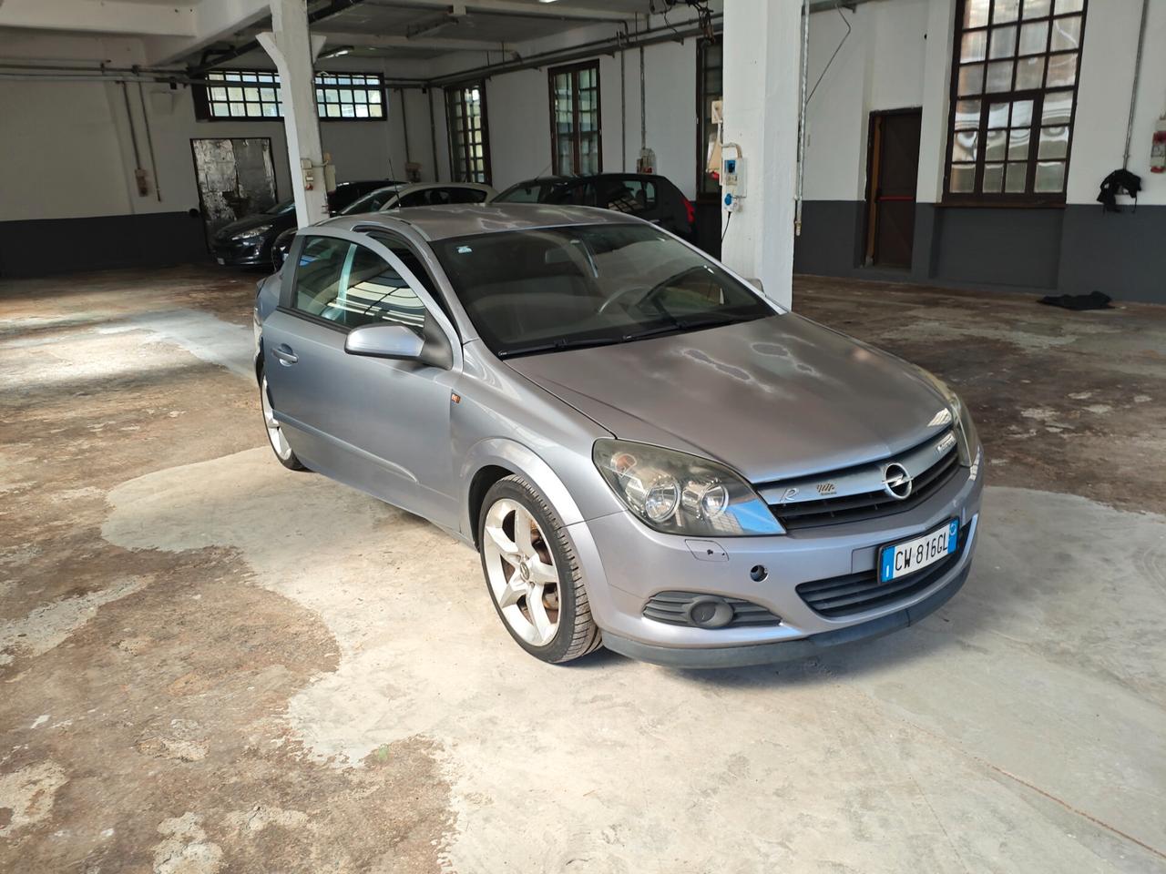 Opel Astra GTC 1.9 CDTI 120CV 3 porte Sport