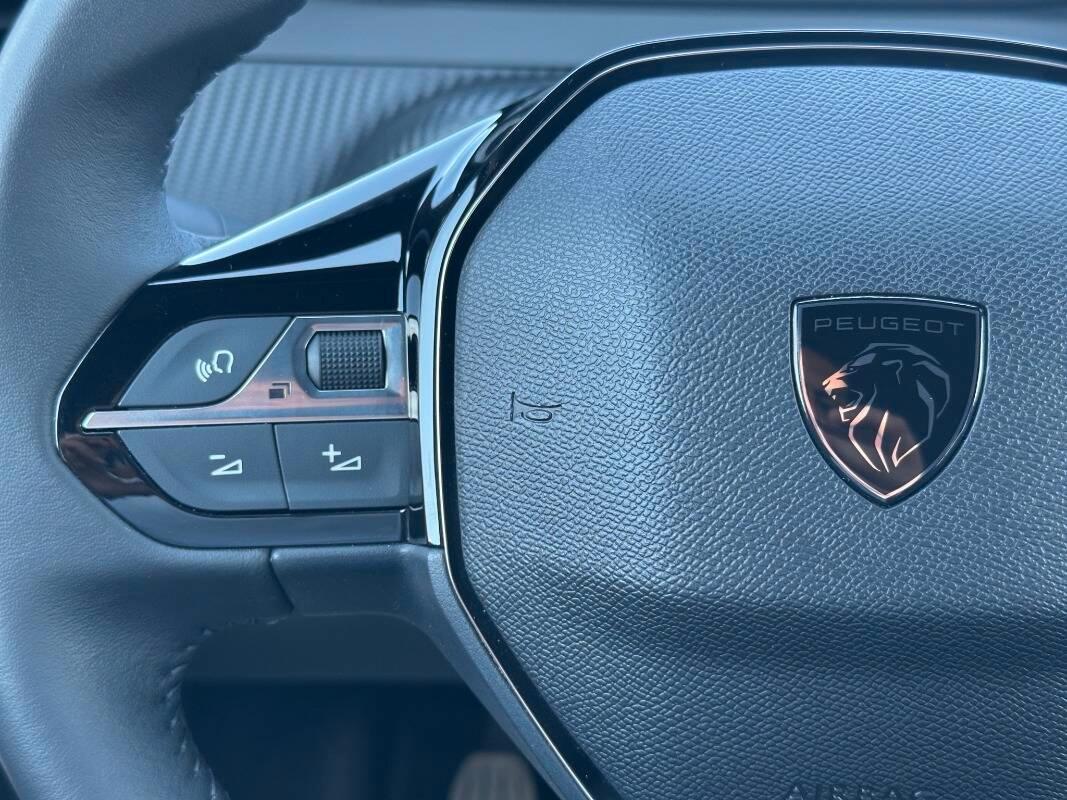 Peugeot 2008 1.2 puretech Allure 100cv con TELECAM E CARPLAY
