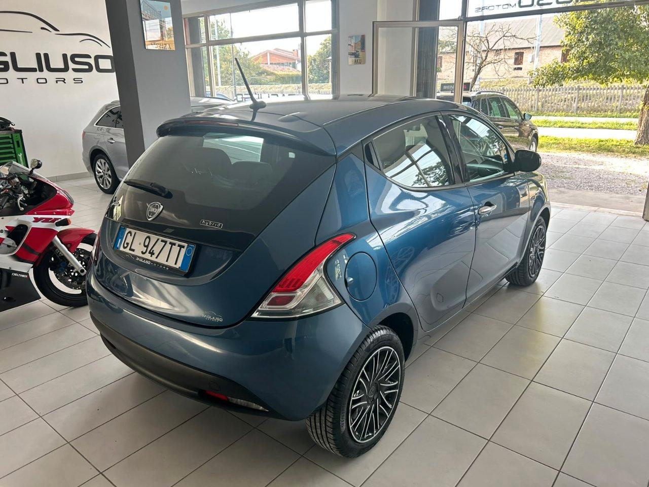 Lancia Ypsilon 1.0 firefly hybrid Silver Plus s&s 70cv