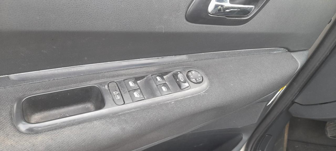 Peugeot 3008 1.6 HDi 110CV cambio robotizzato Premium