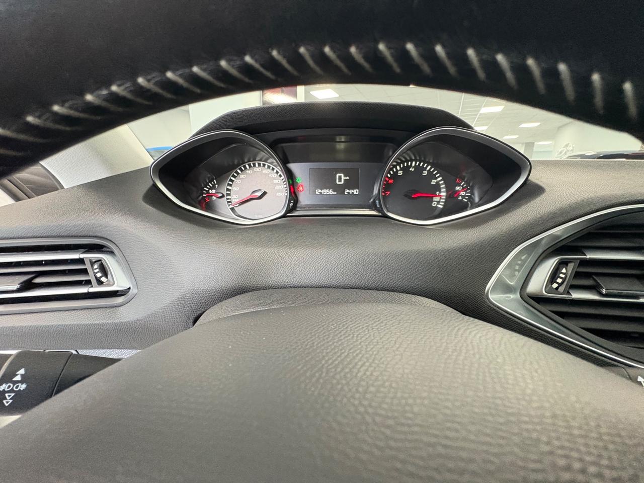 Peugeot 308 1.2 benzina 110cv 2016 neopatentati