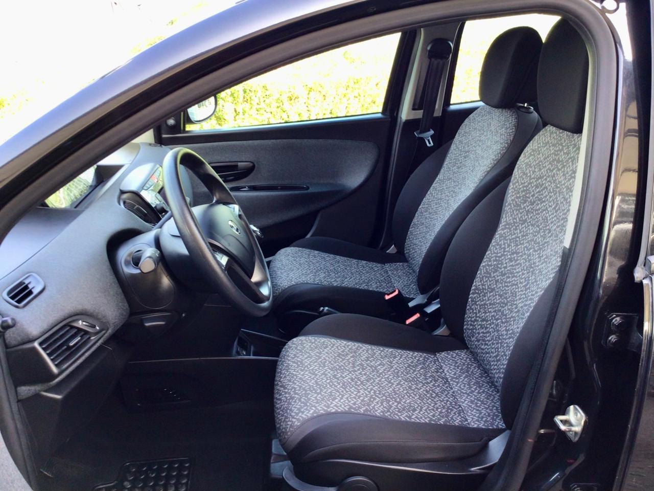 Lancia Ypsilon 1.0 70Cv FireFly 5 porte Hybrid Silver