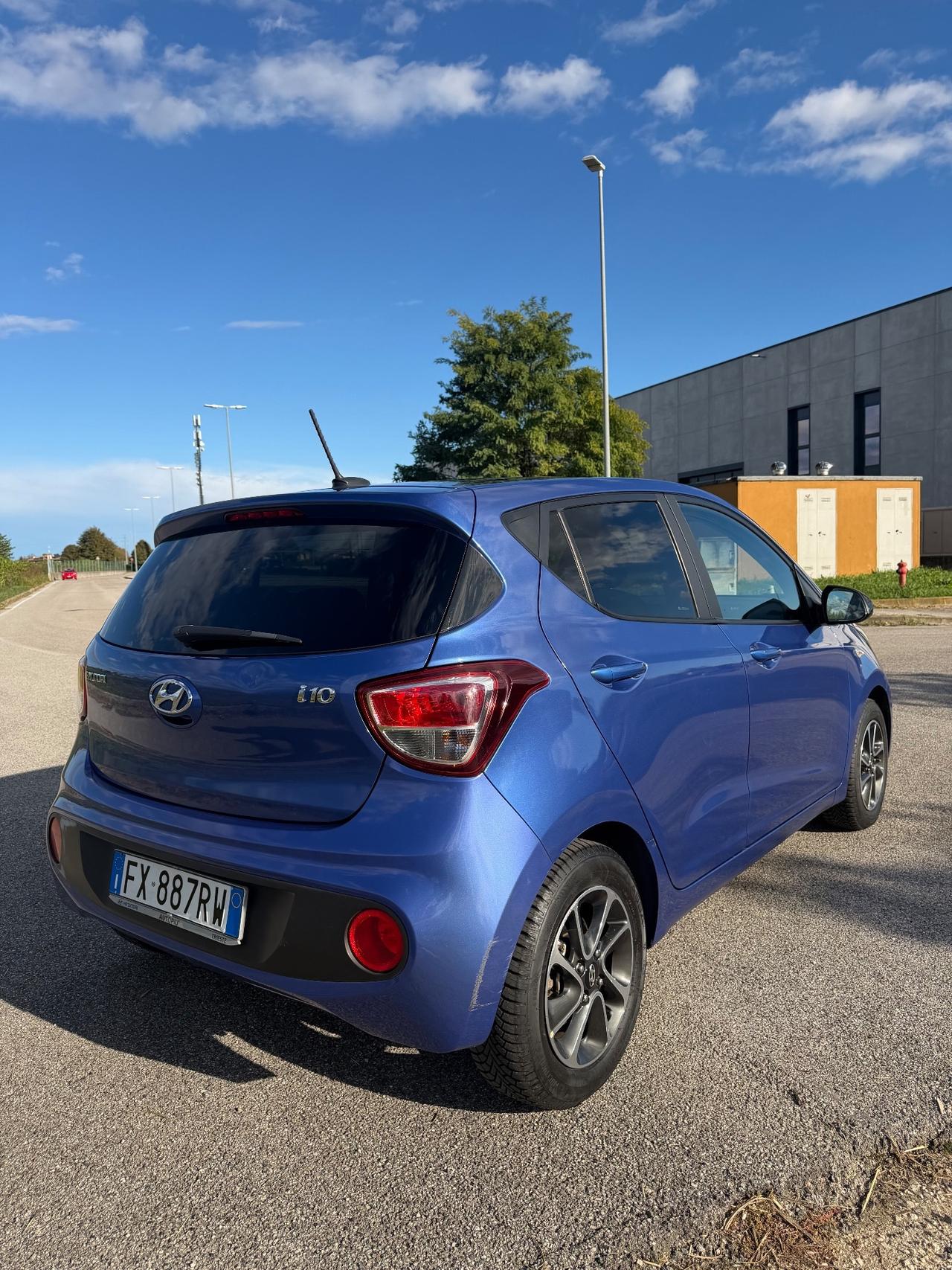 Hyundai i10 .