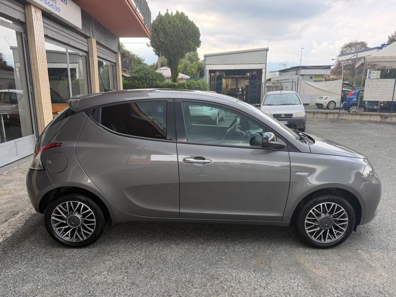 Lancia Ypsilon 1.0 Hybrid Gold
