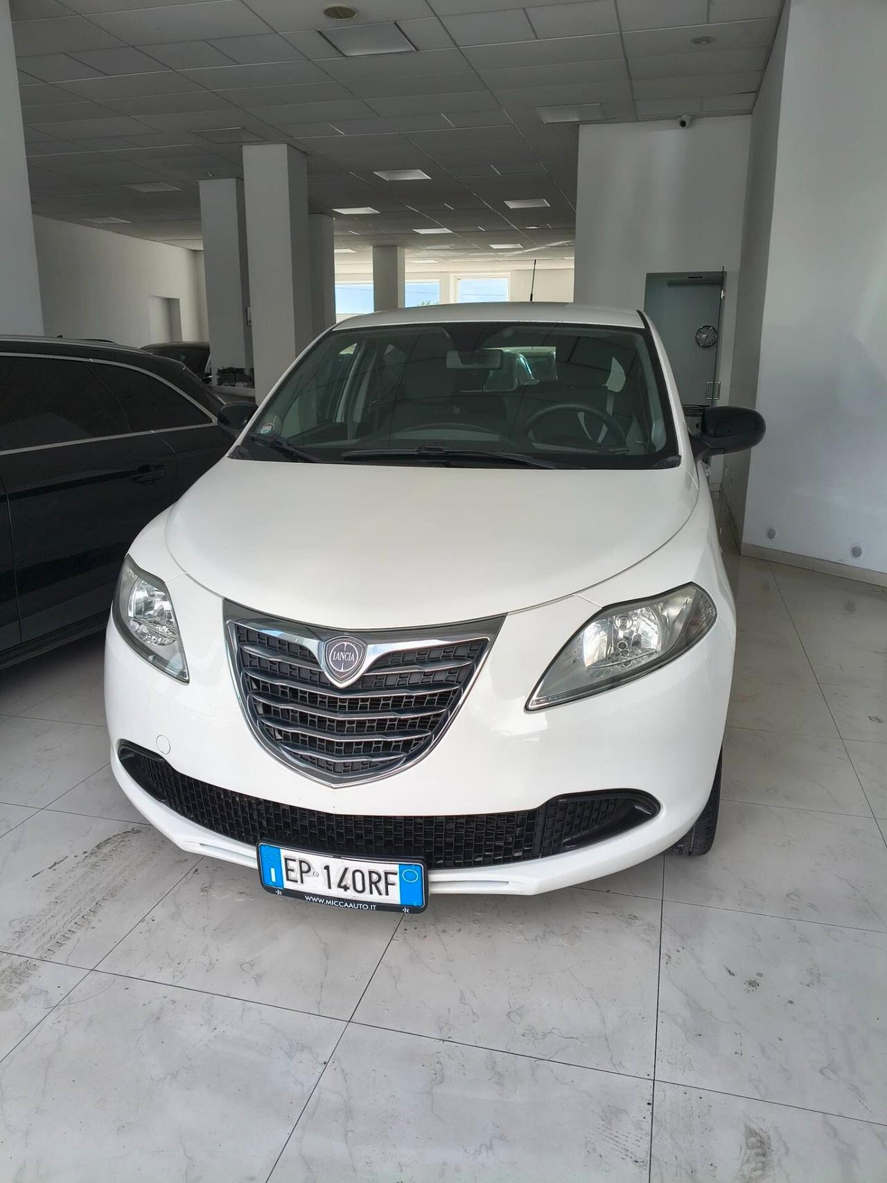 Lancia Ypsilon 0.9 TwinAir 85 CV 5 porte Metano Ecochic Silver