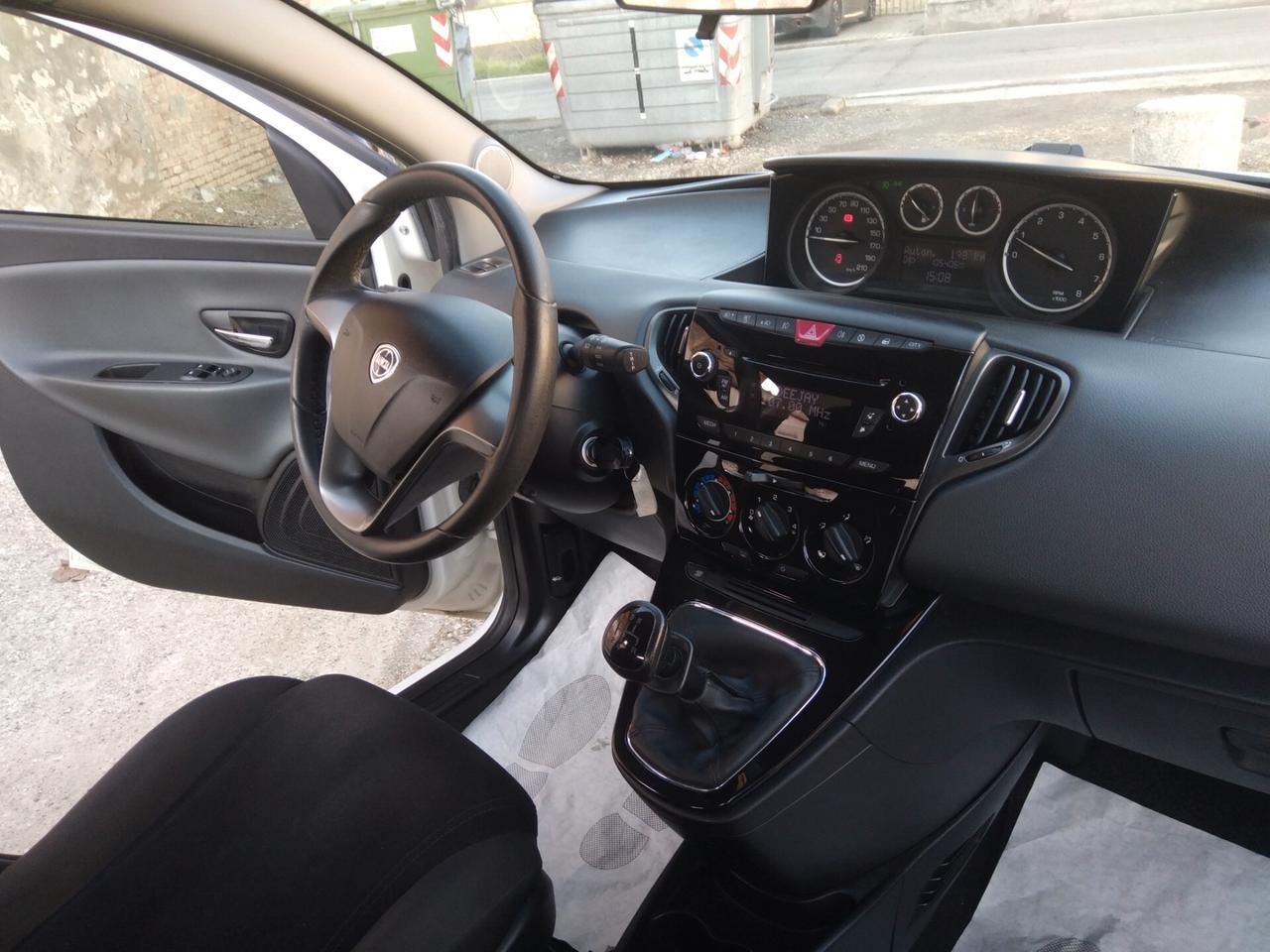 Lancia Ypsilon 1.2 69 CV 5 porte S&S Platinum x neopatentati