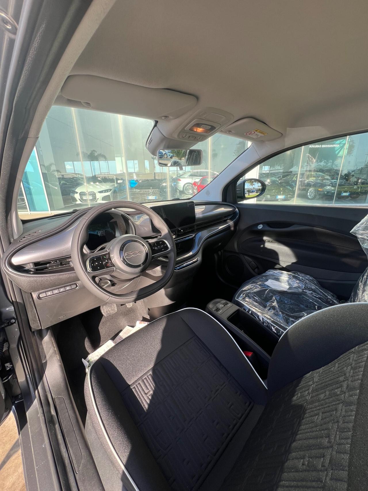 Fiat 500e Berlina 42 kWh La Prima possibilità noleggio no scoring