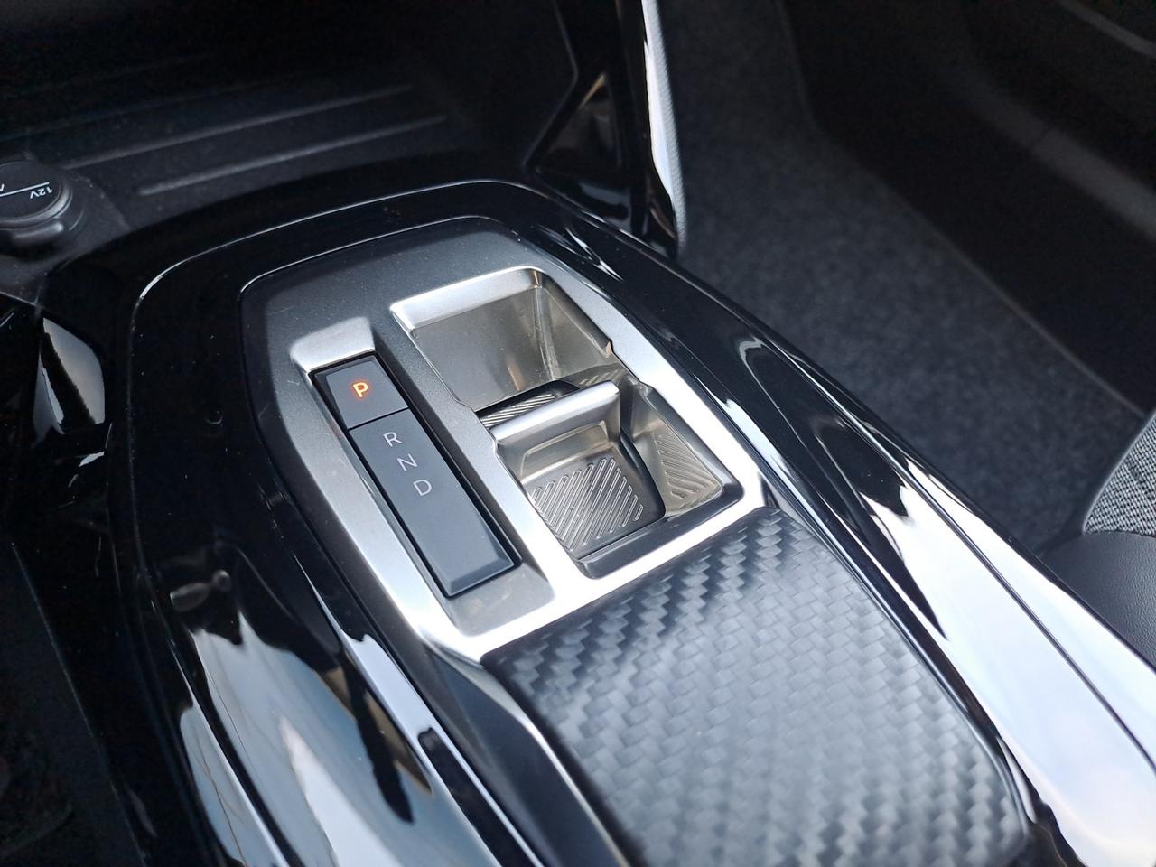 PEUGEOT 2008 Allure Hybrid 145 e-DCS6
