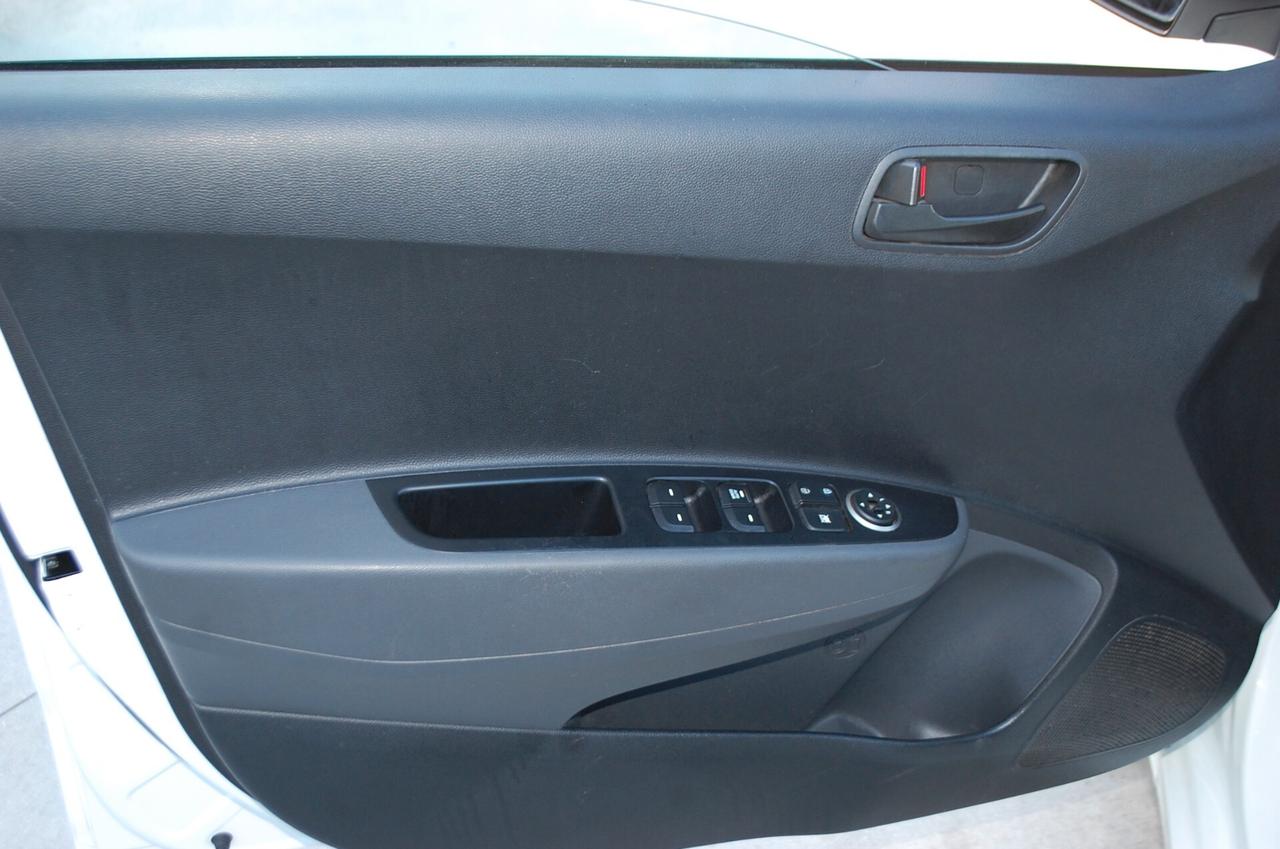Hyundai i10 1.0 Bz 67CV Comfort Uff Italy Led USB Clima