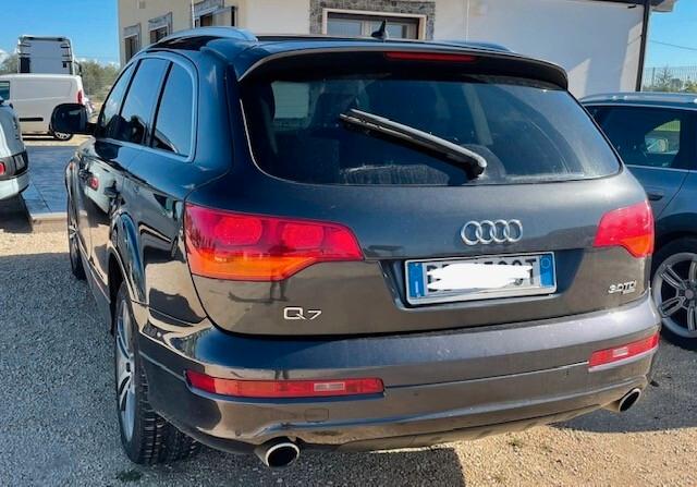 Audi Q7 3.0 V6 TDI 233CV quattro tiptronic 7 POSTI sospensioni gancio di traino