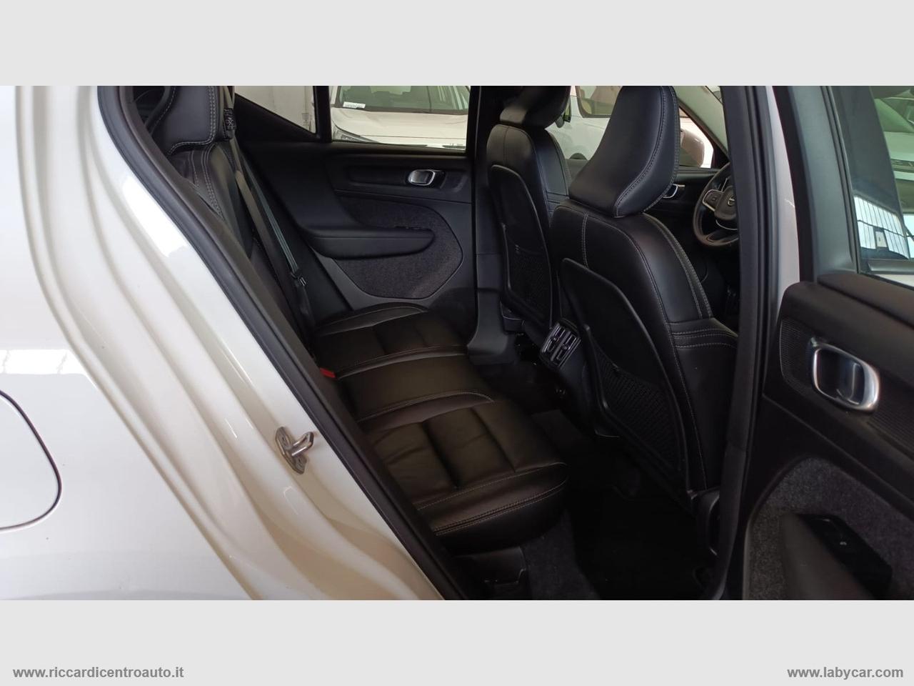 VOLVO XC40 B4 AWD Geartronic Momentum Pro