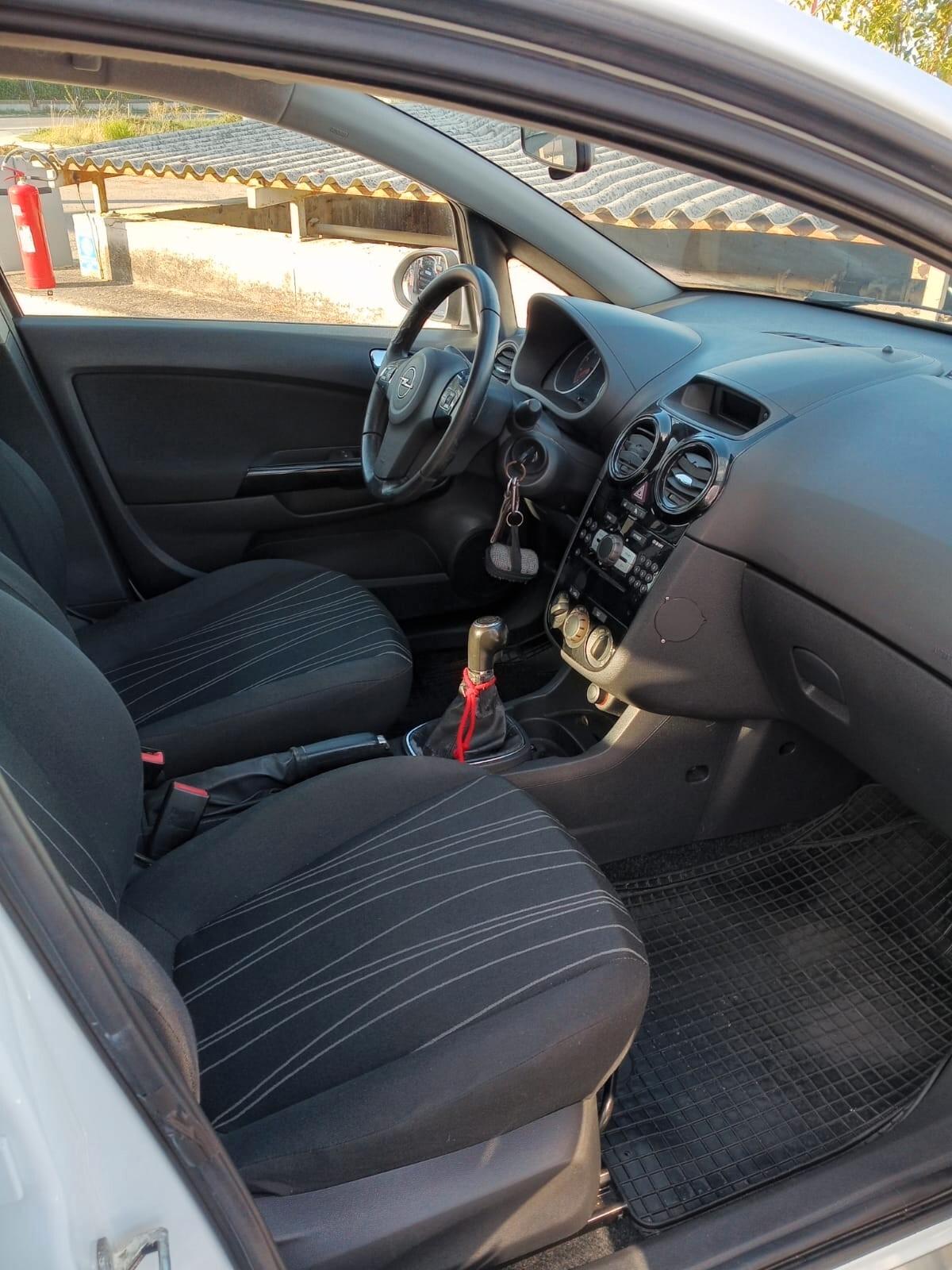Opel Corsa 1.2 5 porte anno 2010