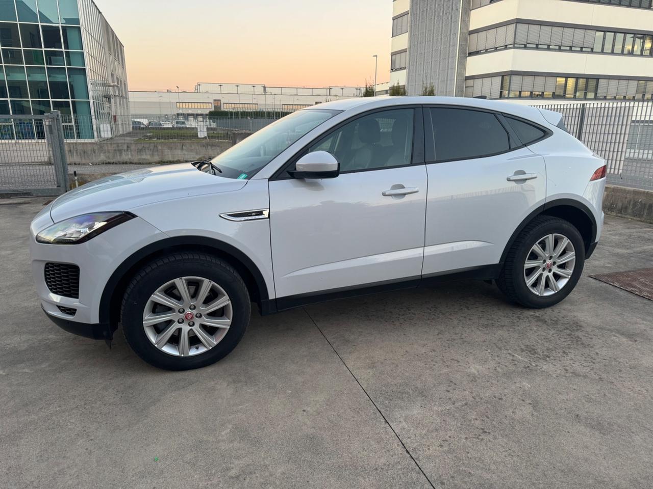 Jaguar Epace autocarro