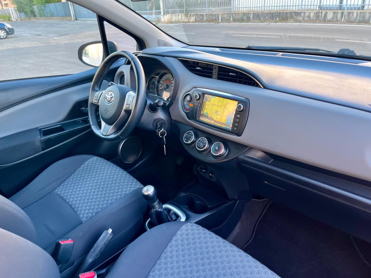 Toyota Yaris 1.0benz 2015 118.000km euro6 per neopatentati