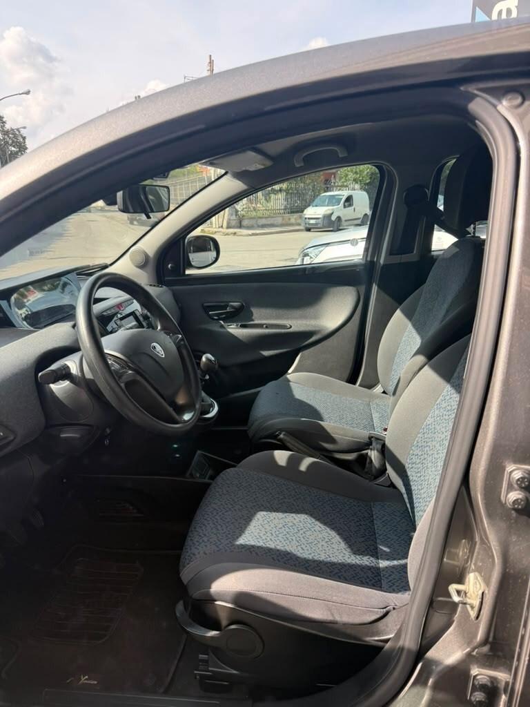 Lancia Ypsilon 1.0 FireFly 5 porte S&S Hybrid Silver