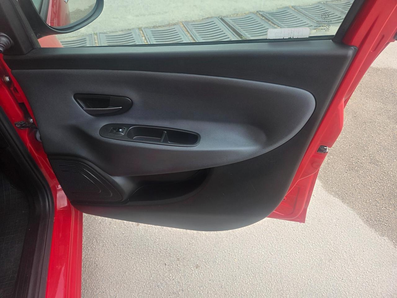 LANCIA YPSILON 1.2 BENZ 4 CILINDRI SOLI KM 66000 CERTIF