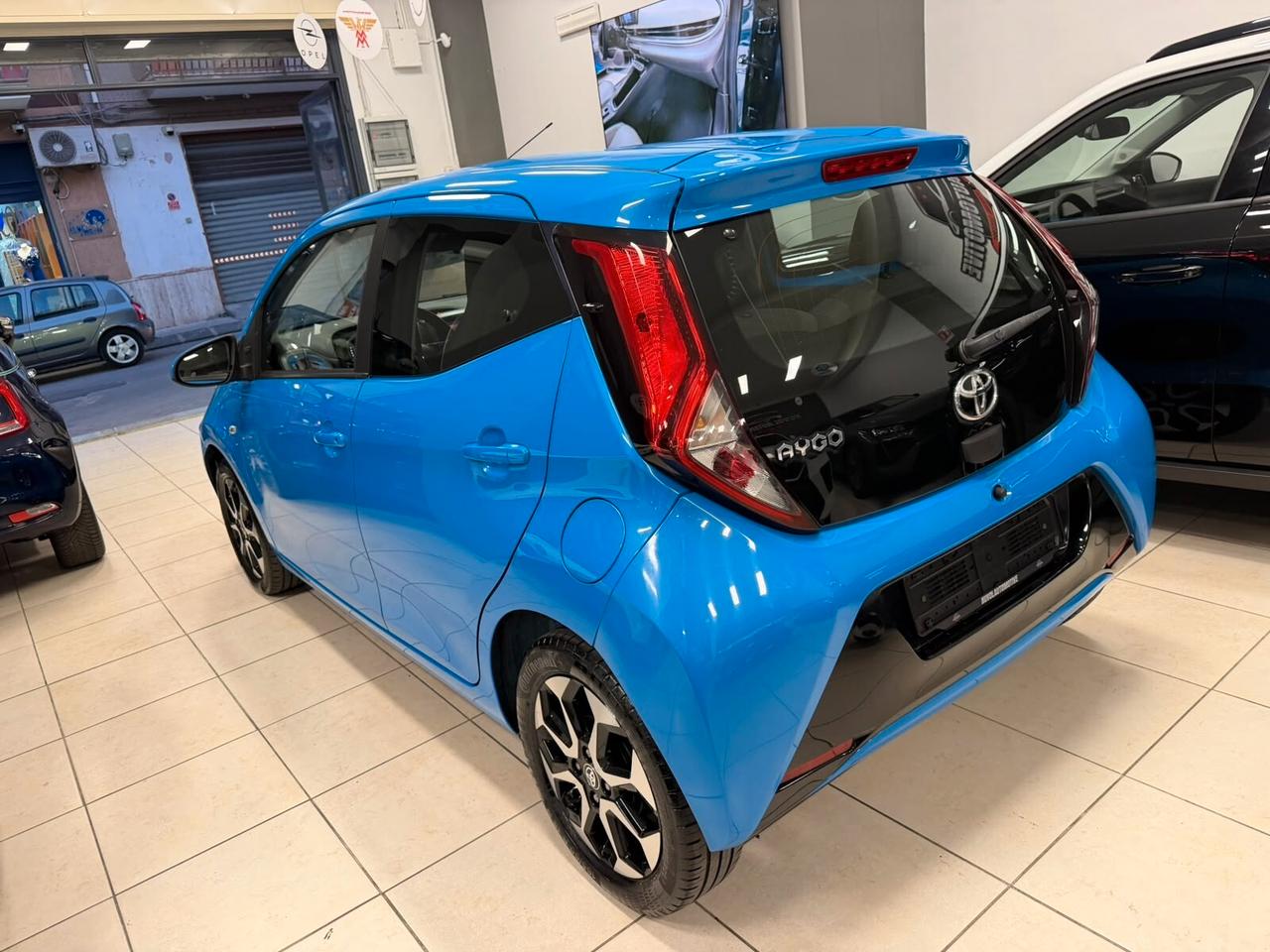Toyota Aygo Connect 1.0 VVT-i 72 CV 5 porte x-play A RATE DA € 110 AL MESE