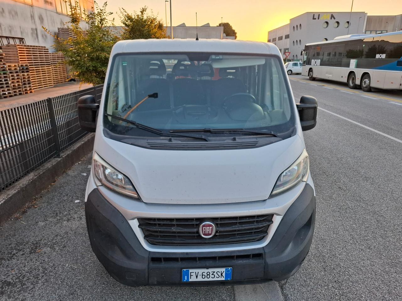 Fiat Ducato 2.3 cassonato con Doppia cabina 7 posti allestito con Gru Fassi