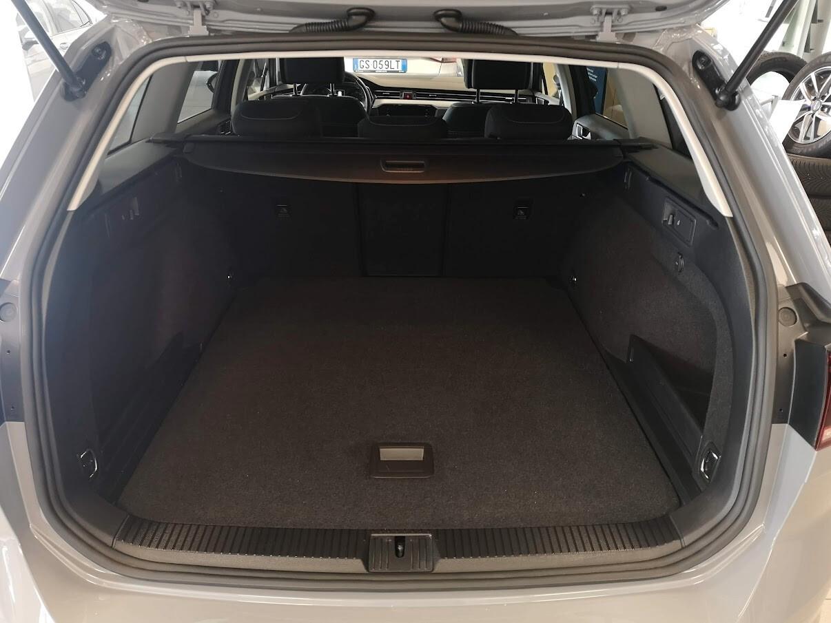 Volkswagen Passat Variant 2.0 TDI SCR EVO DSG Business NAVI - RETROCAMERA