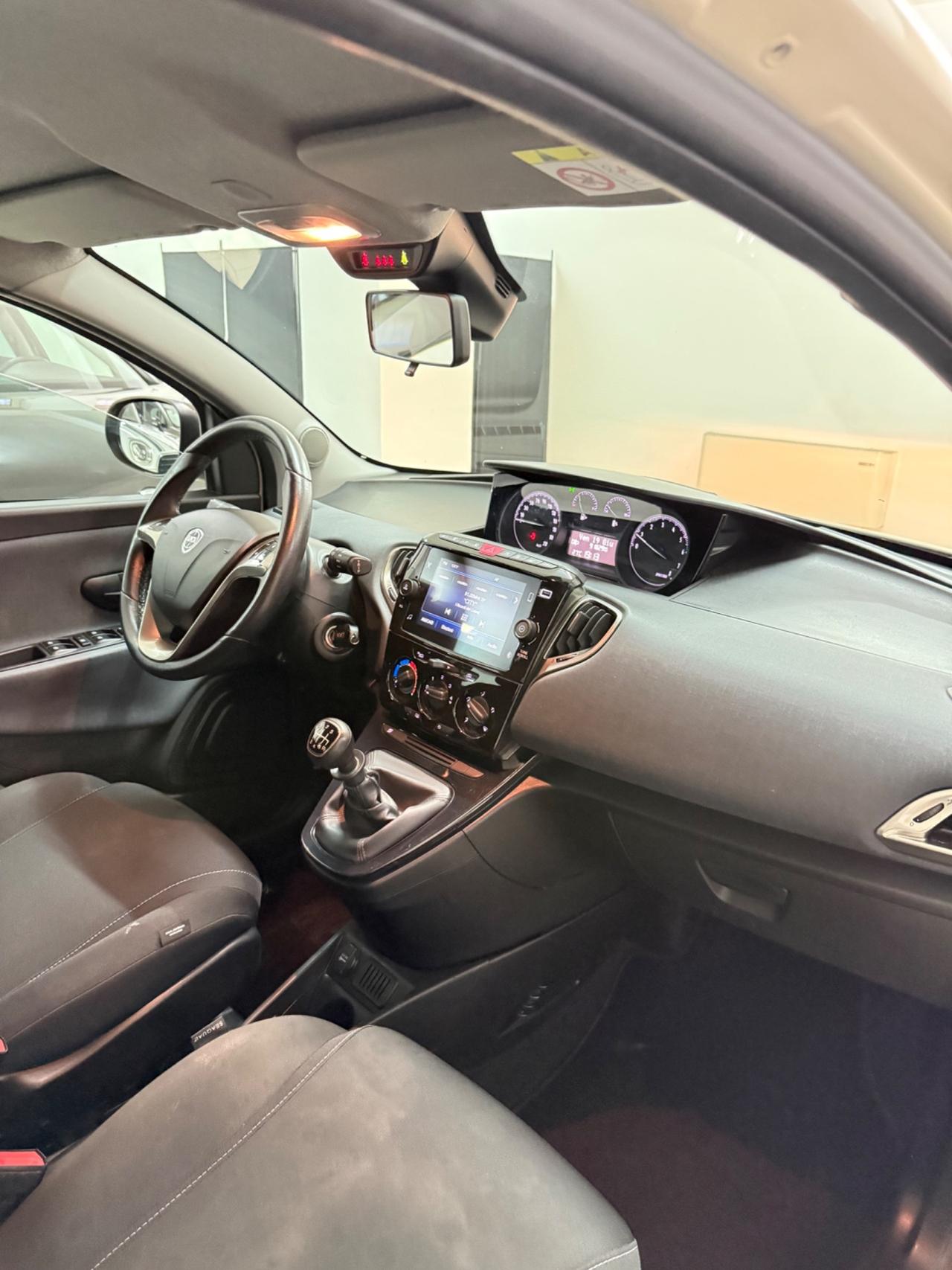 Lancia Ypsilon 1.0 FireFly 5 porte S&S Hybrid Ecochic Gold